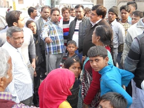 Habudha peoples clashed , beatings , stone throwing , five injured